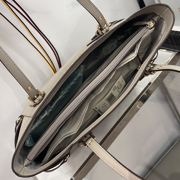 Voyager Small Saffiano Leather Tote Bag
Style# 30H1GV6T4T
NWT
COLOR: Pearl Gray - Picture 15 of 16